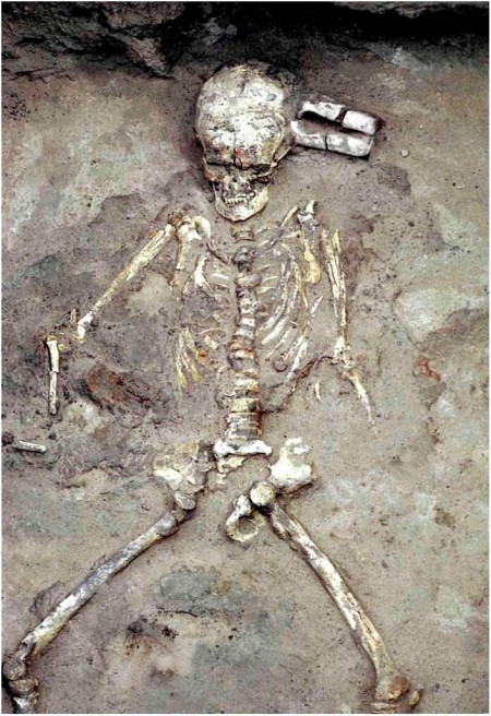 Рис. 5. Могильник у села Першин, курган 1. Этот литейщик отличался юным возрастом: ему было не больше 13 лет. Но его уже инициировали в мастера, о чем говорит литейная форма для втульчатого топора, лежавшая у левого виска (такой топор в начале III тыс. до н.э. предназначался всегда для племенной знати). Рис. 5. Могильник у села Першин, курган 1. Этот литейщик отличался юным возрастом: ему было не больше 13 лет. Но его уже инициировали в мастера, о чем говорит литейная форма для втульчатого топора, лежавшая у левого виска (такой топор в начале III тыс. до н.э. предназначался всегда для племенной знати).