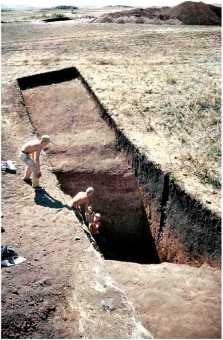 Рис. 8. 1. Стратиграфический разрез древнего разведывательного карьера IV-III тыс. до н.э. Рис. 8. 1. Стратиграфический разрез древнего разведывательного карьера IV-III тыс. до н.э.